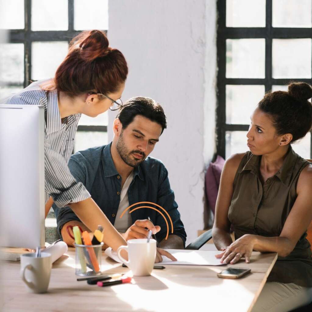 trois personnes en train d'échanger au sujet du développement de l'organisme de formation qu'ils ont fondé.