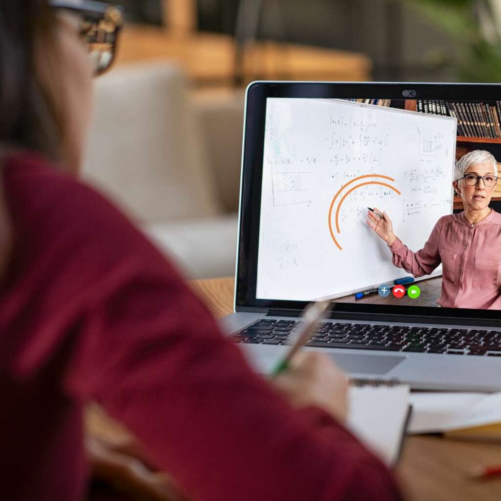 personne qui regarde une formation en ligne pour apprendre à former d'autres personnes